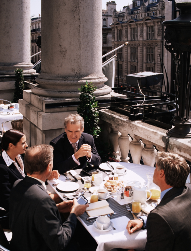 Regards Interculturels - Le repas d’affaires à travers le monde : un art interculturel à maîtriser - Akteos