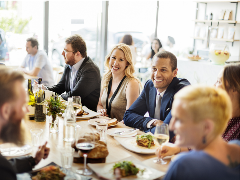 Le repas d’affaires à travers le monde : un art interculturel à maîtriser