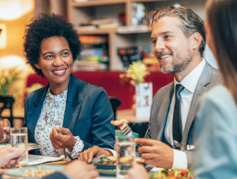 Regards Interculturels - Le repas d’affaires à travers le monde : 5 réflexes à adopter - Akteos